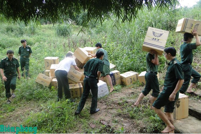 Một vụ buôn lậu thuốc lá trên sông Sê Pôn bị Đồn Biên phòng cửa khẩu quốc tế Lao Bảo phát hiện, bắt giữ. Ảnh: Tân An