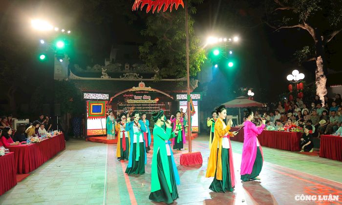 Tiết mục nghệ thuật đặc sắc tại lễ ra mắt sản phẩm tour đêm “Tiếng chuông Trấn Vũ”.