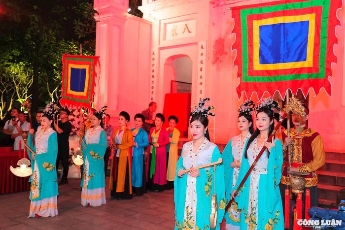 Tour đêm “Tiếng chuông Trấn Vũ” tái hiện nhiều nghi thức quan trọng trong văn hóa của người Việt. 