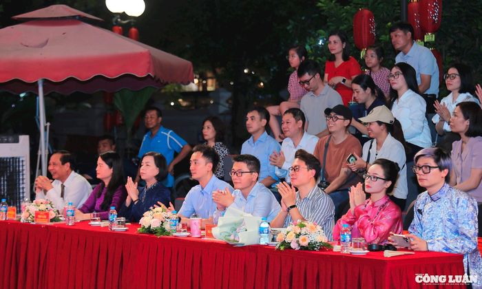Lãnh đạo, khách mời tham dự buổi ra mắt sản phẩm tour đêm “Tiếng chuông Trấn Vũ”.