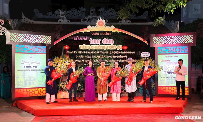 Ban tổ chức tặng hoa ê-kip thiết kế chương trình ra mắt sản phẩm tour đêm “Tiếng chuông Trấn Vũ”.