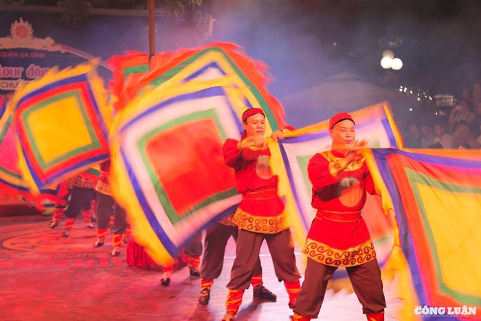 Tiết mục múa cờ đặc sắc tại chương trình.