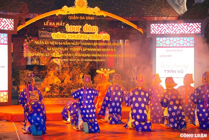 Tour đêm “Tiếng chuông Trấn Vũ” là một sản phẩm du lịch mới, lần đầu tiên được thí điểm tổ chức tại di tích quốc gia đặc biệt Đền Quán Thánh.