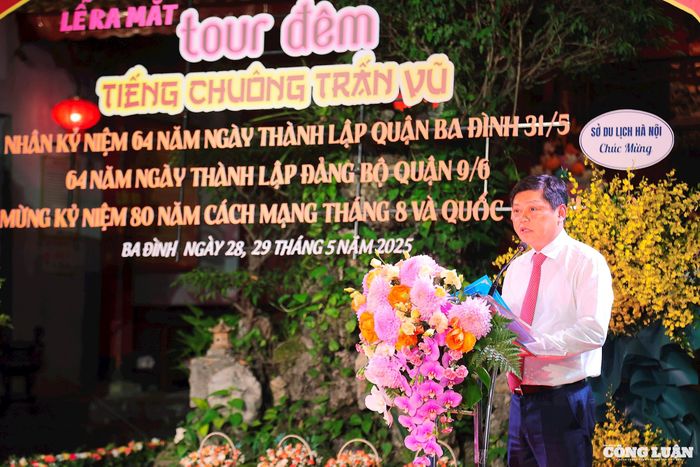 Chủ tịch UBND quận Ba Đình Tạ Nam Chiến phát biểu khai mạc chương trình ra mắt sản phẩm tour đêm 'Tiếng chuông Trấn Vũ'.