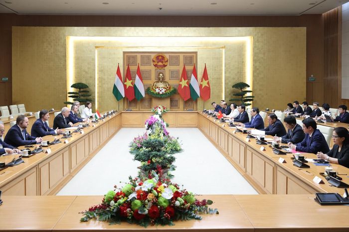 Hai nhà lãnh đạo khẳng định đội ngũ sinh viên Việt Nam từng học tập tại Hungary là nguồn lực quý cho phát triển quan hệ hai nước.