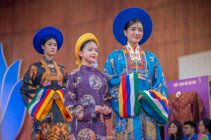 Cùng với đó là phần trình diễn của nhóm người mẫu giới thiệu các bộ sưu tập 60 mẫu áo dài gồm áo dài nữ, áo dài nam và áo dài trẻ em.