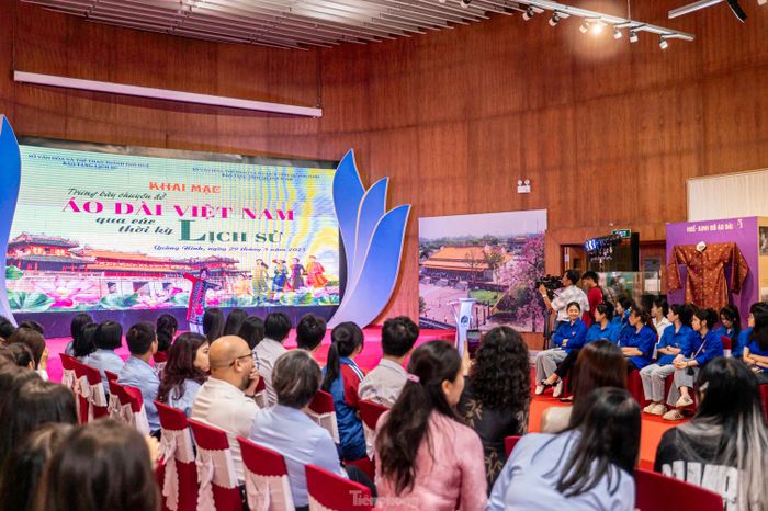 Ngày 29/5, Bảo tàng tỉnh Quảng Ninh phối hợp với Bảo tàng lịch sử thành phố Huế tổ chức trưng bày chuyên đề Áo dài Việt Nam qua các thời kỳ lịch sử.