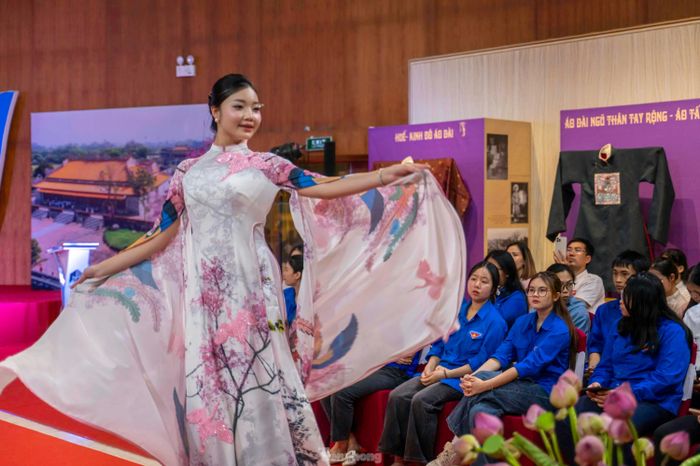Ông Nguyễn Đức Lộc - Giám đốc Bảo tàng lịch sử Huế - chia sẻ trong những năm qua, Huế không chỉ là nơi bảo tồn, gìn giữ áo dài truyền thống mà còn tiên phong đưa áo dài trở lại với đời sống đương đại