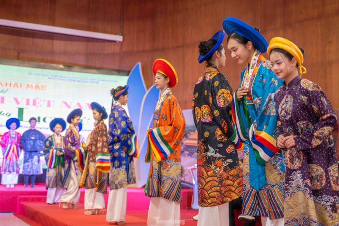 Năm 1989, ở Huế, áo dài phụ nữ được đưa vào môi trường làm việc, giảng đường. Đến năm 2020, áo dài nam đã được ngành văn hóa, thể thao đưa vào công sở như một loại hình nghệ thuật công chúng. Tháng 8/2024, Bộ Văn hóa, Thể thao và Du lịch đã chính thức công nhận Tri thức may, mặc áo dài Huế là Di sản văn hóa phi vật thể quốc gia.