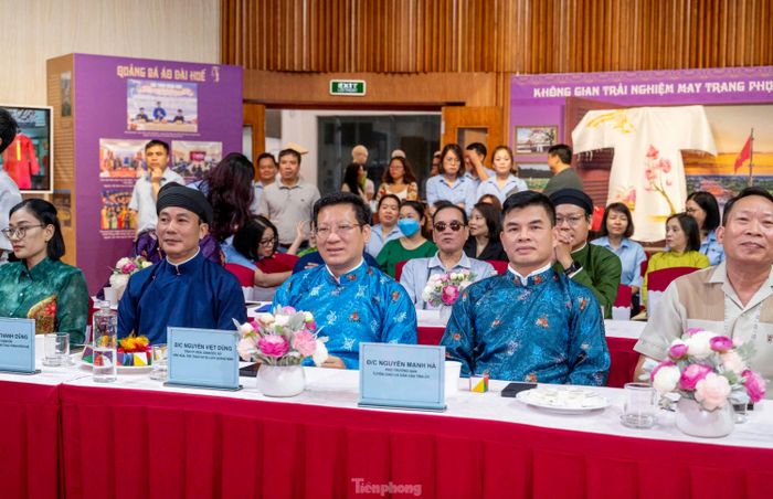 Tham dự có đại diện Sở Văn hóa, Thể thao và Du lịch tỉnh Quảng Ninh cùng thành phố Huế, các nghệ nhân may đo áo dài truyền thống của Huế.