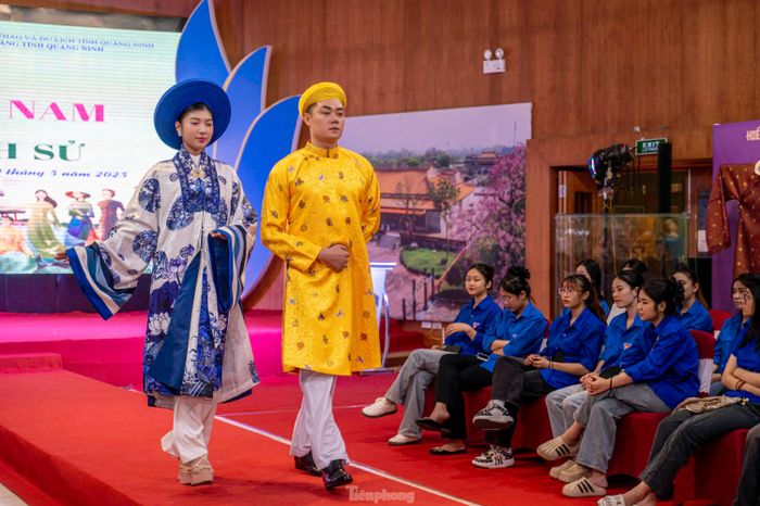 "Tà áo dài Việt Nam không chỉ là biểu tượng thẩm mỹ mà còn là hiện thân văn hóa mang đậm hồn cốt dân tộc. Qua mỗi thời kỳ lịch sử, áo dài không ngừng được gìn giữ, sáng tạo và phát triển, kế thừa truyền thống, thể hiện hơi thở hiện đại của đời sống văn hóa Việt Nam. Đặc biệt, vùng đất cố đô Huế, nơi được tôn vinh là Kinh đô áo dài chính là một trung tâm văn hóa tiêu biểu, lưu giữ giá trị cốt lõi, tinh hoa về trang phục truyền thống", Giám đốc Bảo tàng Quảng Ninh chia sẻ.