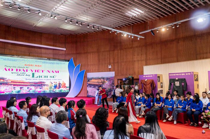 Chương trình nghệ thuật trình diễn trang phục áo dài truyền thống, áo dài hiện đại của thành phố Huế được tổ chức bên bờ vịnh Hạ Long, tỉnh Quảng Ninh đã tạo sự hấp dẫn đối với người dân, du khách tới xem không gian trưng bày Áo dài Việt Nam qua các thời kỳ lịch sử.