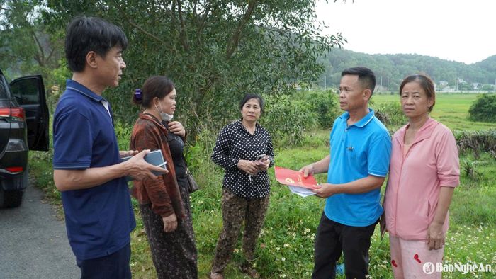Một số hộ dân được UBND huyện Nghi Lộc cấp giấy chứng nhận quyền sử dụng đất năm 2003 trao đổi thông tin với PV Báo Nghệ An. Ảnh: Võ Hải