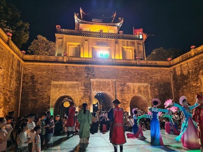  Tour thu hút rất nhiều du khách mỗi dịp cuối tuần đến Hoàng Thành Thăng Long 