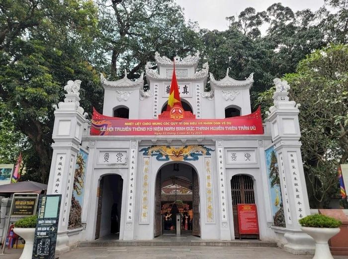  Cổng đền Quán Thánh 