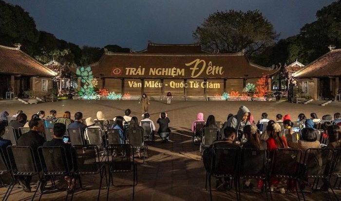  Những tour đêm khám phá Hà Nội đang được nhiều địa điểm du lịch triển khai. Dù vậy, còn nhiều gian nan để tour đêm có sức sống bền bỉ hơn, lan tỏa mạnh mẽ hơn 