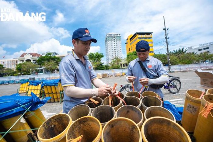 Các đội pháo hoa chuẩn bị và sẵn sàng cho đêm khai mạc. Ảnh: ĐOÀN LƯƠNG