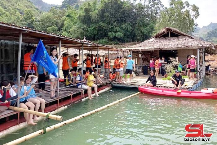 Du khách trải nghiệm Nhà nổi tại Mường Trai, huyện Mường La.
