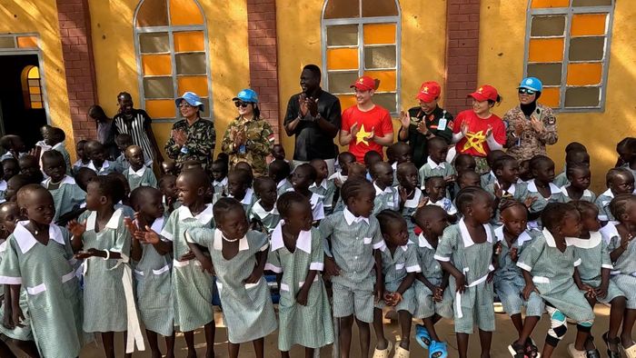 Đội Công binh số 3 và đại diện địa phương vui cùng các cháu thiếu nhi Abyei.