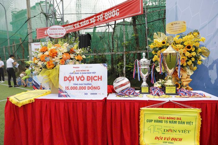Cúp và phần thưởng của Giải đấu.