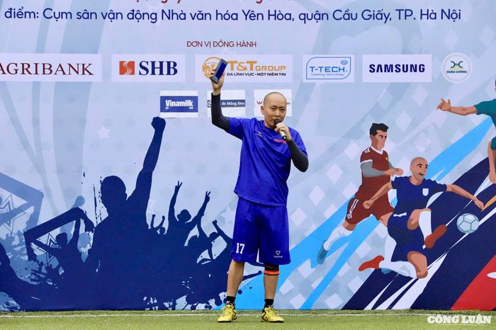Nhà báo Nguyễn Quán Tuấn, đại diện các cầu thủ lên tuyên thệ.
