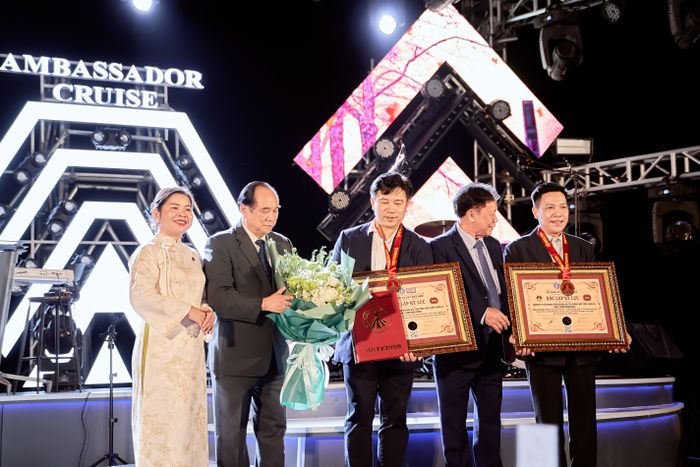 Du thuyền Ambassador II, với sức chứa lên tới 600 chỗ đã vừa được Tổ chức Kỷ lục Việt Nam xác nhận 2 kỷ lục. (Ảnh: POD)