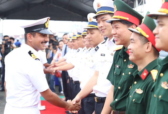 Thành viên tàu Hải quân Ấn Độ INS Darshak gặp gỡ cán bộ, chiến sĩ phía Việt Nam.