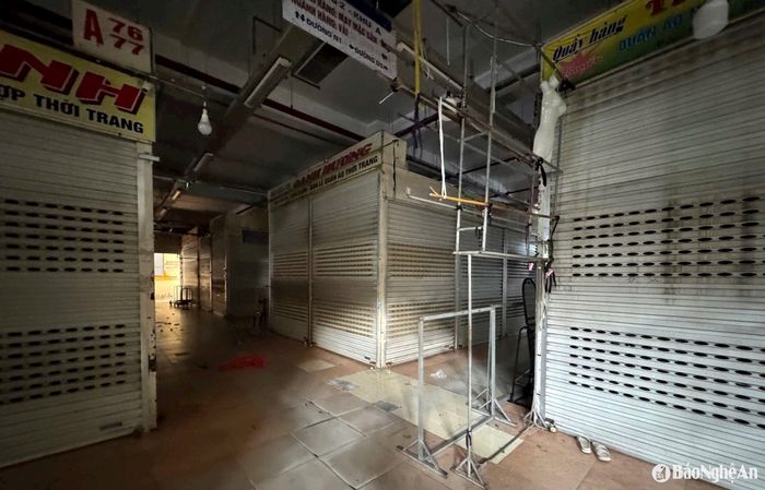 Các ki ốt đóng cửa chủ yếu là mặt hàng quần áo, giày dép, đồ gia dụng... Ảnh: Nguyễn Hải