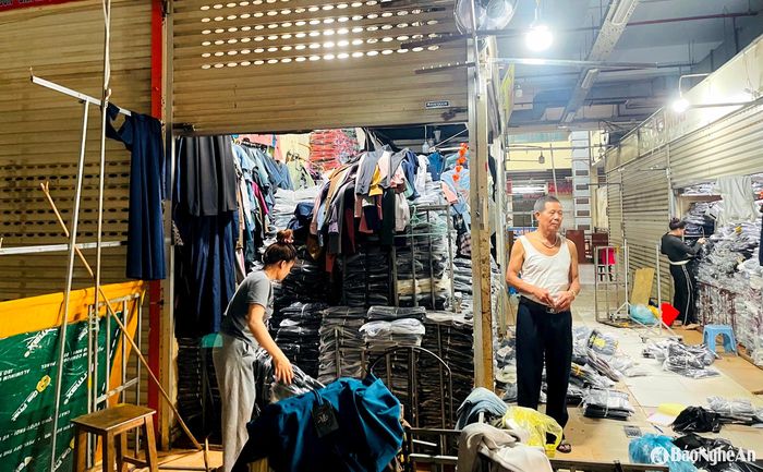 Một số tiểu thương tiếp tục dọn hàng để tạm nghỉ kinh doanh trong chiều 29/5. Ảnh: Q.An