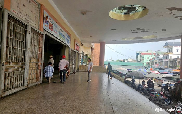 Phía sau đình chính chợ Vinh không còn hình ảnh tấp nập xếp dỡ hàng hóa. Ảnh: Nguyễn Hải