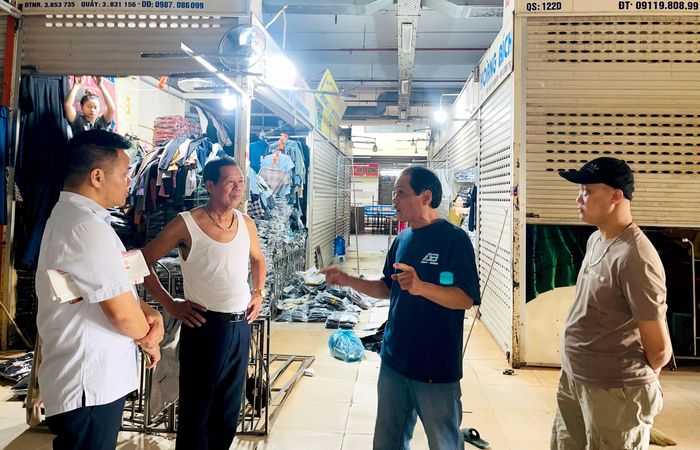 Ngoài việc lo ngại đoàn kiểm tra, một số tiểu thương cũng mong muốn việc giảm các loại thuế, phí vì trong thời gian qua, tình hình kinh doanh tại chợ truyền thống không khả quan. Ảnh: Q.An