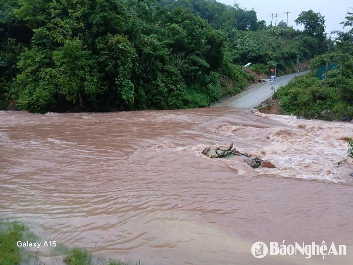 Nước lũ ngập nhiều tuyến đường trên địa bàn Kỳ Sơn. Ảnh: CSCC