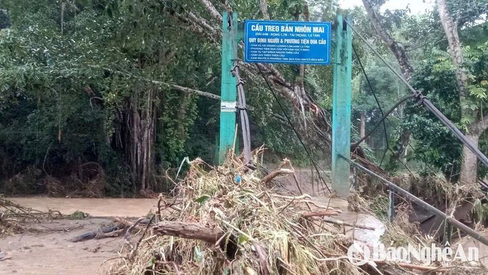 Cầu treo bản Nhôn Mai bị trôi do lũ quét. Ảnh: CSCC
