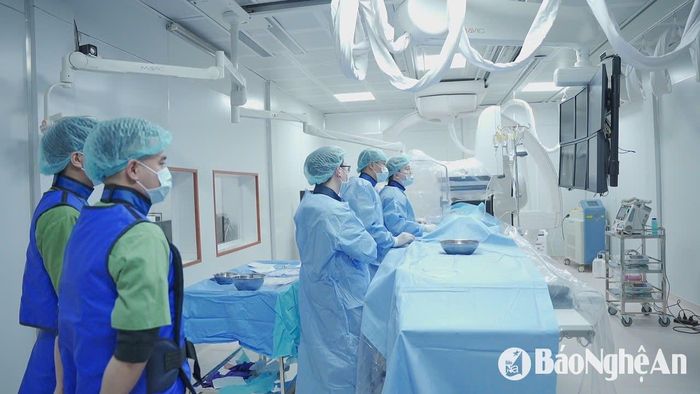 Hình ảnh nong và đặt stent mạch vành dưới hướng dẫn hệ thống DSA 2 bình diện hiện đại. Ảnh: PV