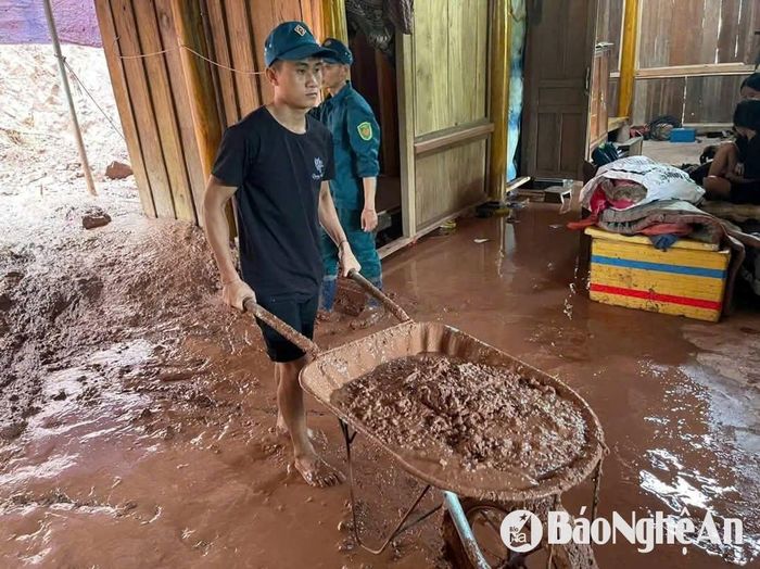 Lực lượng “4 tại chỗ” giúp người dân xã Mỹ Lý khắc phục hậu quả. Ảnh: PV