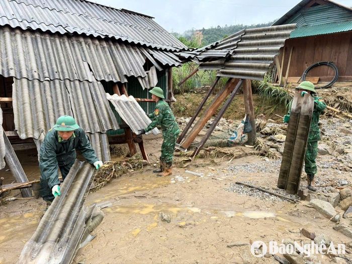 Đồn Biên phòng Tri Lễ cử lực lượng giúp người dân khắc phục hậu quả. Ảnh: Anh Bách