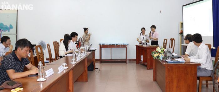 Việc mở và xét duyệt hồ sơ đăng ký thuê đất ngắn hạn được tổ chức công khai và minh bạch. Ảnh: HOÀNG HIỆP