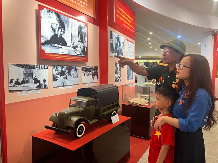 Du khách tham quan Bảo tàng Chiến thắng Điện Biên Phủ.
