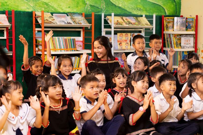 Hoa hậu Ê - đê chia sẻ về dự án âm nhạc của mình: “Các em nhỏ là nhân vật chính trong MV này, còn Hen chỉ là người kể chuyện và giữ vai trò kết nối truyền tải thông điệp". Ảnh: NVCC