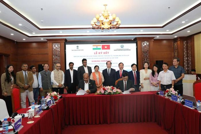  Ký kết biên bản ghi nhớ hợp tác phát triển đầu tư, thương mại và du lịch giữa Trung tâm Xúc tiến đầu tư, thương mại và du lịch tỉnh Lạng Sơn và Hiệp hội Doanh nghiệp Ấn Độ tại Việt Nam. (Ảnh: Quốc Đạt)