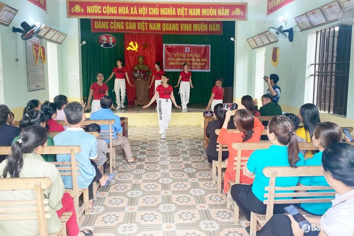 Tổ tiết kiệm và vay vốn ở xã Hùng Tiến (Nam Đàn) sinh hoạt cộng đồng. Ảnh: TH