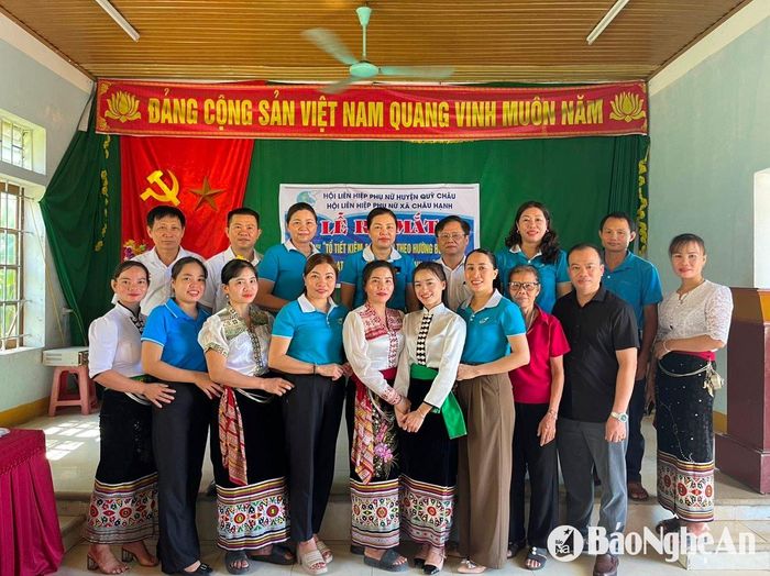 Ra mắt mô hình điểm “Tổ tiết kiệm và Vay vốn theo hướng bền vững gắn với hoạt động cộng đồng” tại bản Kẻ Nính, xã Châu Hạnh, Quỳ Châu. Ảnh: TH