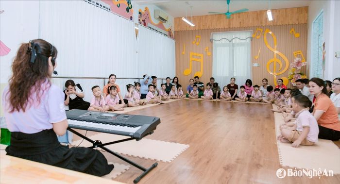 Một lớp học về cảm thụ âm nhạc thu hút đông đảo phụ huynh và học sinh cùng tham gia. Ảnh: CSCC