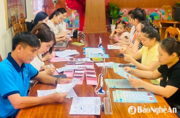 Phụ huynh đăng ký các khóa học Hè tại Nhà Văn hóa thiếu nhi Việt - Đức. Ảnh: Mỹ Hà