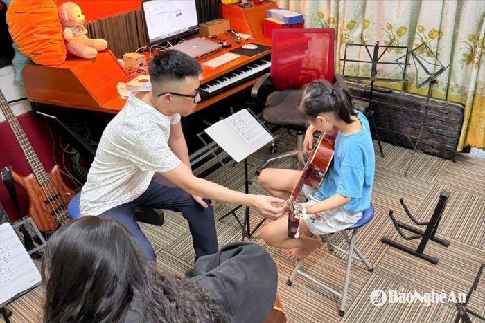 Một lớp học đàn ghi ta trên địa bàn thành phố Vinh với nhiều đối tượng học sinh tham gia. Ảnh: Mỹ Hà