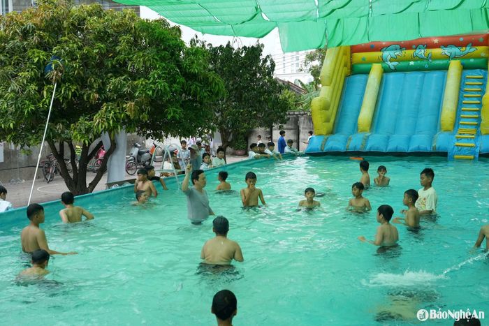 Lớp học bơi cho học sinh tại Trường Tiểu học Diễn Ngọc (Diễn Châu). Ảnh: Mỹ Hà