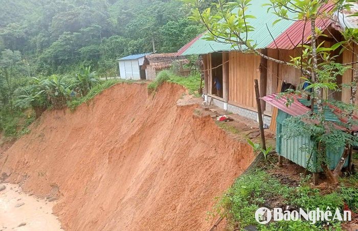 Một nhà dân trên địa bàn xã Nhôn Mai nằm trong vùng sạt lở nghiêm trọng, phải vùng di dời khẩn cấp. Ảnh: CSCC