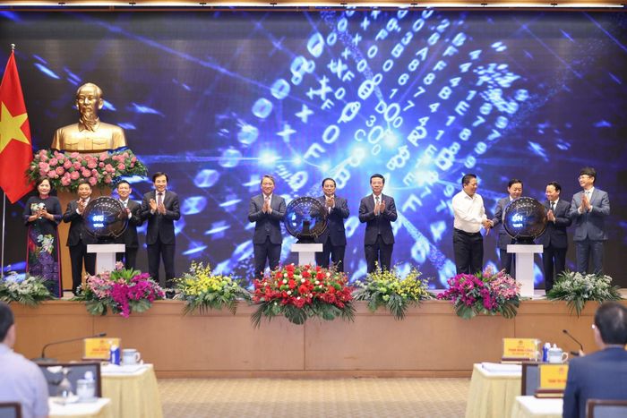 Thủ tướng Chính phủ Phạm Minh Chính và các đại biểu thực hiện nghi thức khai trương Cổng Pháp luật quốc gia. Ảnh: VGP/Nhật Bắc