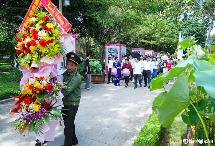 Đoàn đại biểu Ban Chính sách, Chiến lược Trung ương dâng hoa tưởng niệm Chủ tịch Hồ Chí Minh. Ảnh: Thành Cường