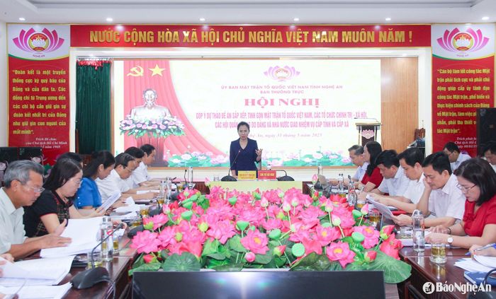 Quang cảnh hội nghị góp ý dự thảo Đề án sắp xếp, tinh gọn tổ chức MTTQ Việt Nam, các tổ chức chính trị - xã hội, các hội quần chúng do Đảng và Nhà nước giao nhiệm vụ cấp tỉnh và cấp xã. Ảnh: Mai Hoa